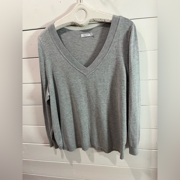 🩶 R ESSENTIALS – Grey V-Neck Sweater – Size 3x - Picture 3 of 8